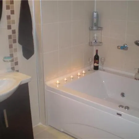 Apartament Luxury In Award Winning Private, Small Community Central Location *