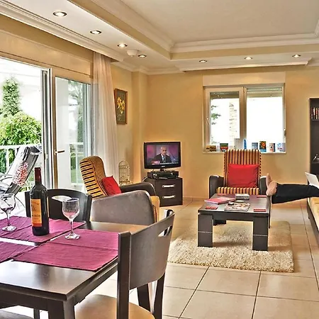 Luxury In Award Winning Private, Small Community Central Location Apartament Side
