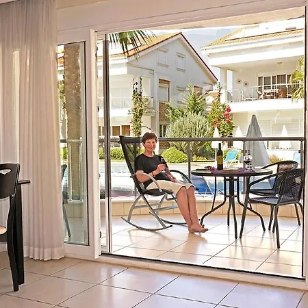 Luxury In Award Winning Private, Small Community Central Location Apartament