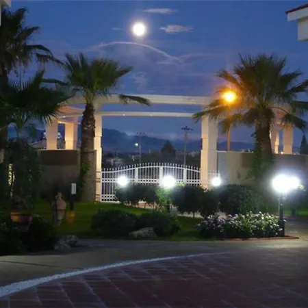 Apartament Luxury In Award Winning Private, Small Community Central Location *